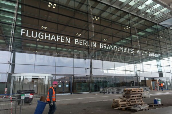 Γερμανία: Tέλος κινητοποιήσεων μετά τη συμφωνία για αυξήσεις στο προσωπικό στα αεροδρόμια του Βερολίνου