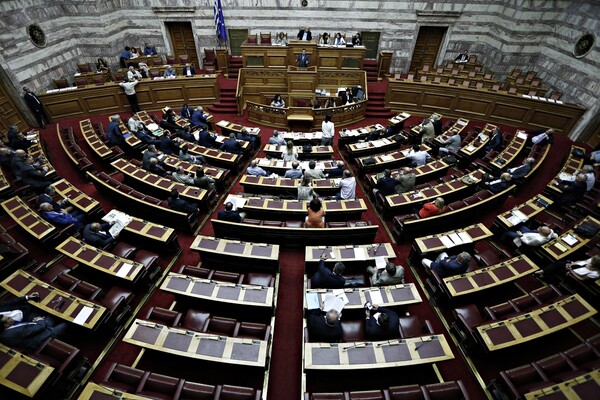 Πρόκληση: Την ώρα που έκοβαν συντάξεις και αύξαναν φόρους, ΣΥΡΙΖΑ-ΑΝΕΛ ψήφιζαν και μείωση της εισφοράς αλληλεγγύης στα πολιτικά πρόσωπα