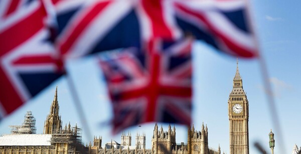 Βρετανία: Το Λονδίνο αναθεώρησε ανοδικά την πρόβλεψη του για την ανάπτυξη το 2017