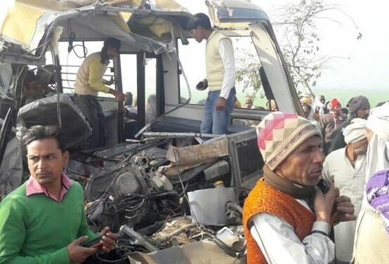 Ινδία: Τουλάχιστον 15 μαθητές νεκροί από τη σύγκρουση σχολικού λεωφορείου με φορτηγό