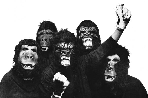 Τα Guerrilla Girls εκτός από τον Τραμπ και τον σεξισμό κυνηγούν και τους συλλέκτες