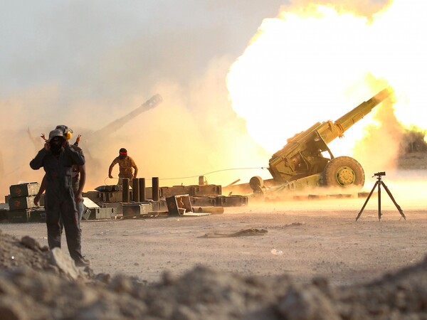 Οι ιρακινές δυνάμεις μάχονται με το Ισλαμικό Κράτος, προελαύνοντας στη Μοσούλη