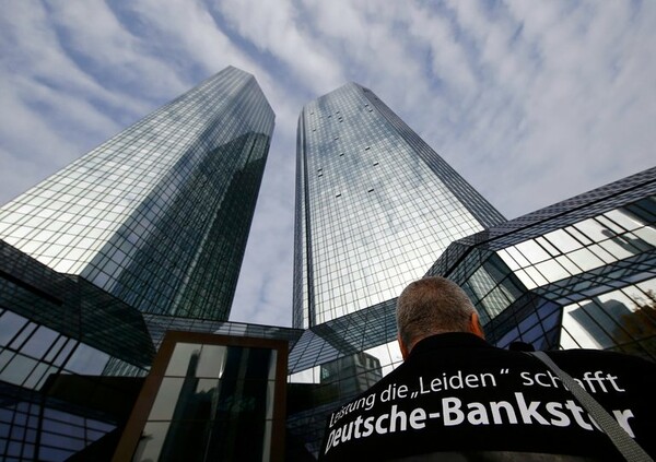 Bloomberg: Πρόστιμα στη Deutsche Bank για χειρισμούς στην αγορά συναλλάγματος