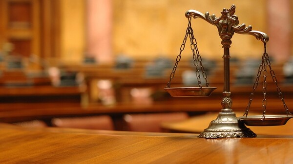 Διχάζει τους δικαστές η αύξηση των ορίων ηλικίας: «Η πρωτοβουλία βαθαίνει την κρίση»