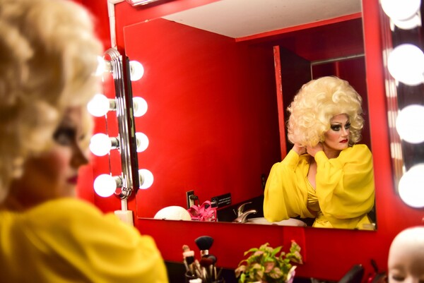 Dollypalooza: Ξανθές, χυμώδεις ρέπλικες της Dolly Parton