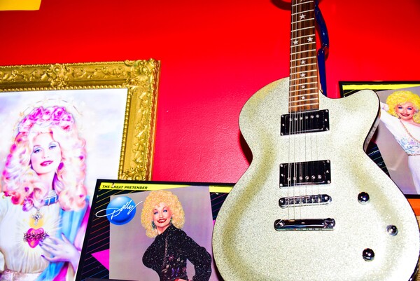 Dollypalooza: Ξανθές, χυμώδεις ρέπλικες της Dolly Parton