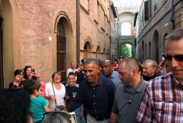 Επίθεση αγάπης στον Ομπάμα από θαυμαστές στην Ιταλία - ΕΙΚΟΝΕΣ