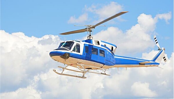 Eλικόπτερο ιδιώτη προσγειώθηκε μέσα στον κόσμο σε παραλία στο Πήλιο