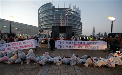 Αντίπαλοι της CETA διαδηλώνουν μπροστά από το Ευρωπαϊκό Κοινοβούλιο