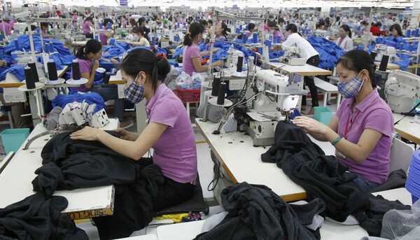 Εξευτελιστικές αμοιβές και εξαντλητικά ωράρια στο εργοστάσιο που φτιάχνει τα ρούχα της Ιβάνκα Τραμπ στην Κίνα