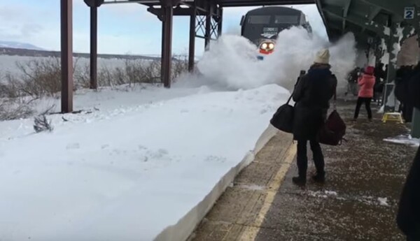 Η καταστροφική στιγμή που ένα τρένο πλησιάζει στην χιονισμένη αποβάθρα -ΒΙΝΤΕΟ