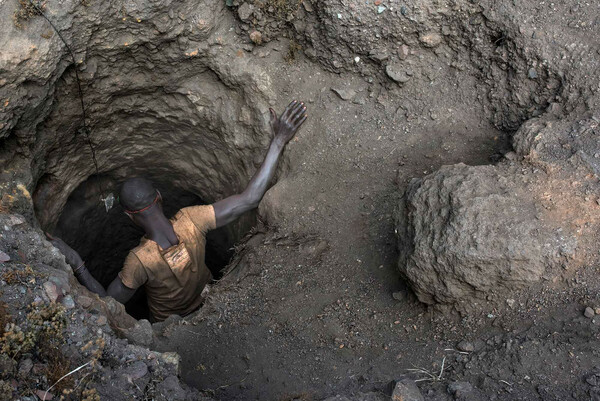 Η Apple διακόπτει την αγορά κοβαλτίου για τα iPhones εξαιτίας όσων συμβαίνουν στα ορυχεία του Κονγκό