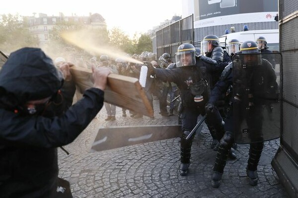 Ξεκίνησαν οι ταραχές στο Παρίσι - Συγκρούσεις διαδηλωτών με αστυνομικούς