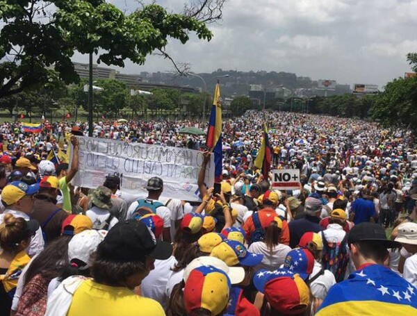 Απίστευτες εικόνες από τη «μητέρα όλων των διαδηλώσεων» στη Βενεζουέλα- Νεκρός ένας φοιτητής