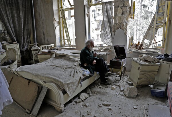 Χαλέπι: Μόνος, με ένα παλιό γραμμόφωνο ανάμεσα στα συντρίμμια