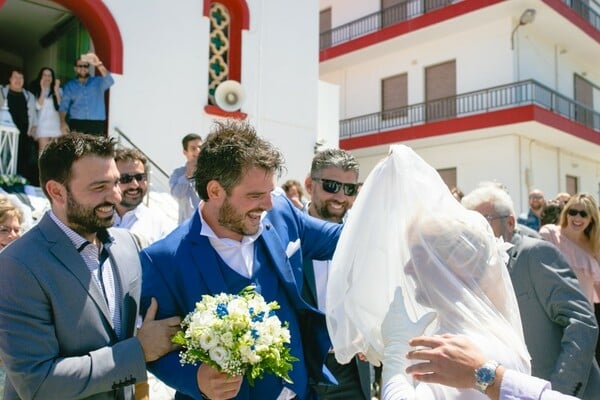 Φίλος του γαμπρού ντύθηκε νύφη και το ρύζι έπεφτε με μπουλντόζα σε γάμο στην Κρήτη