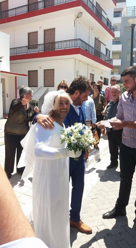 Φίλος του γαμπρού ντύθηκε νύφη και το ρύζι έπεφτε με μπουλντόζα σε γάμο στην Κρήτη