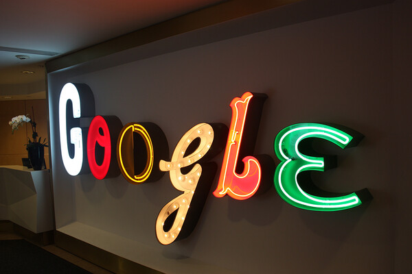 Η Google προχωρά σε αλλαγές στη μηχανή αναζήτησης για να καταπολεμήσει τις «ψεύτικες ειδήσεις»