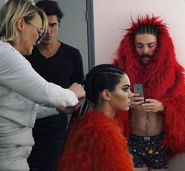 Αυτός ο Τύπος δεν Μπορεί να Σταματήσει να Φωτοσοπάρει τον Εαυτό του στις Φωτογραφίες της Kendall Jenner