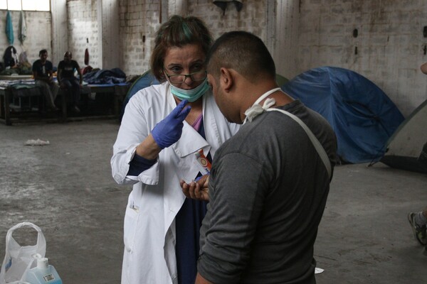 28 φωτογραφίες απ' τη δράση εθελοντών γιατρών σε εγκαταλελειμμένο εργοστάσιο της Πάτρας