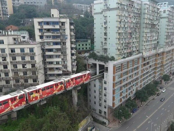 Στην Κίνα τρένο περνά μέσα από τους ορόφους πολυκατοικίας