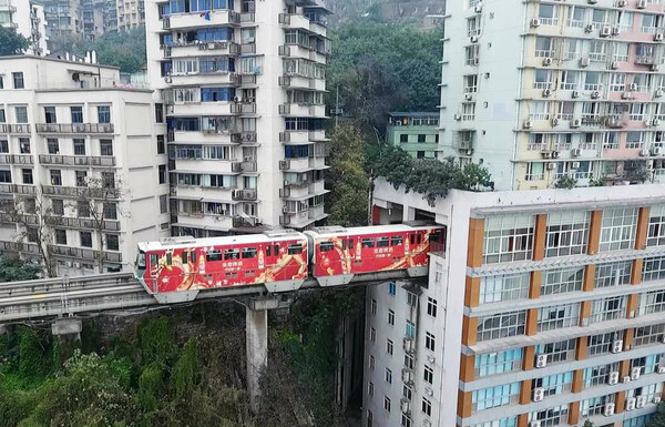 Στην Κίνα τρένο περνά μέσα από τους ορόφους πολυκατοικίας