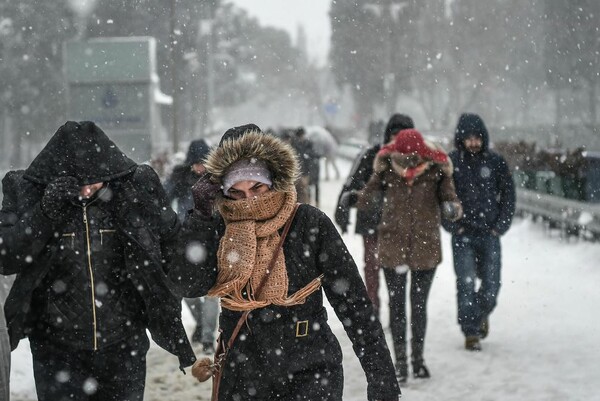 H Κωνσταντινούπολη στα λευκά - Η χιονοθύελλα έχει παραλύσει την πόλη
