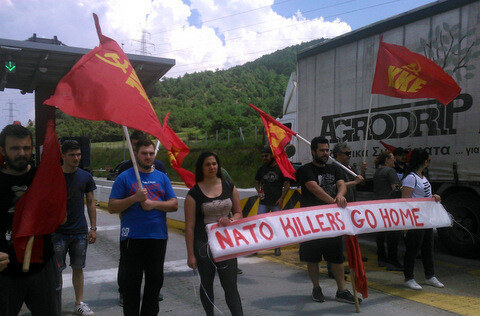 Θεσσαλονίκη: "Μπλόκο" σε αυτοκινητοπομπή του ΝΑΤΟ από στελέχη και μέλη του ΚΚΕ