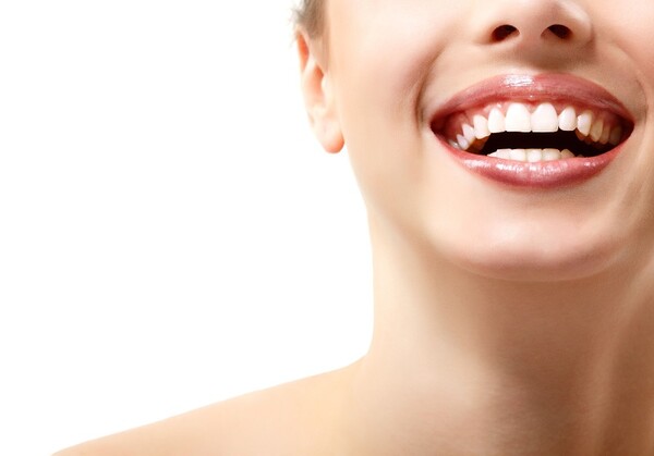 Προειδοποιήσεις από τον Οδοντιατρικό Σύλλογο Αττικής για τη λεύκανση δοντιών εκτός οδοντιατρείου