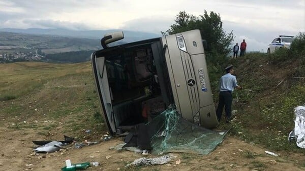 Οι πρώτες εικόνες από την ανατροπή του λεωφορείου στις Σέρρες - Τραυματίστηκαν 9 παιδιά & 5 ενήλικες