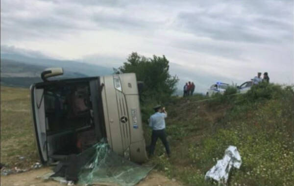 Οι πρώτες εικόνες από την ανατροπή του λεωφορείου στις Σέρρες - Τραυματίστηκαν 9 παιδιά & 5 ενήλικες