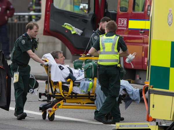 Βρετανία: Η αστυνομία ερευνά αν εμπλέκονται και άλλοι στο χτύπημα στο Λονδίνο