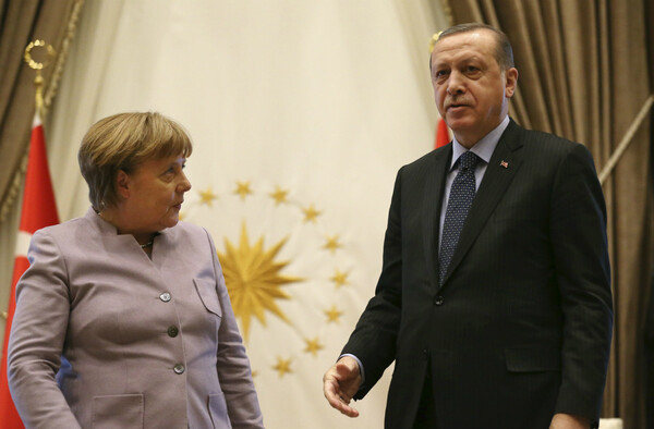 Ένταση μεταξύ Μέρκελ-Ερντογάν για τις ακυρώσεις των ομιλιών του Τούρκου Προέδρου στη Γερμανία