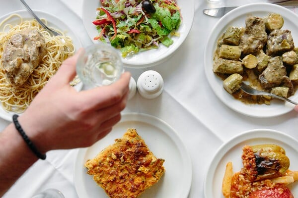 Εδώ θα δοκιμάσεις τα καλύτερα και φθηνότερα μαγειρευτά της ελληνικής κουζίνας