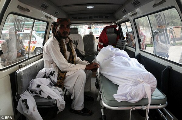 Πακιστάν: Τουλάχιστον 10 νεκροί από βομβιστική επίθεση σε λεωφορείο