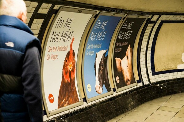 Η PETA γέμισε έναν ολόκληρο σταθμό του μετρό στο Λονδίνο με αφίσες για να παροτρύνει τους επιβάτες να γίνουν βίγκαν