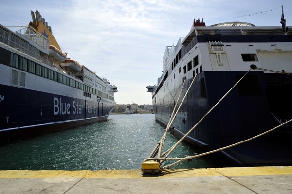 Η ΠΝΟ απειλεί να ξανάδέσει τα πλοία στα λιμάνια