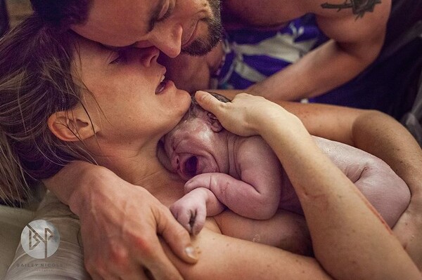 Η ομορφιά και η δύναμη της γέννας μέσα από την ωμή καταγραφή των φωτογραφιών που βραβεύθηκαν