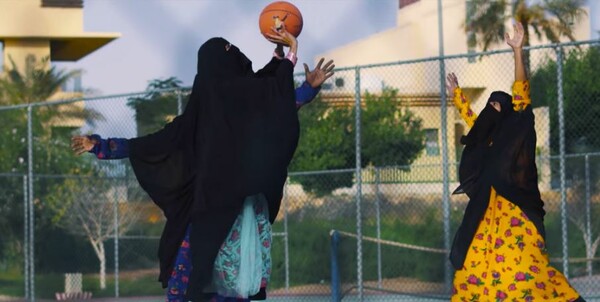 Το φεμινιστικό τραγούδι των γυναικών με τις νικάμπ που παίζουν μπάσκετ και κάνουν σκέιτμπορντ έχει αναστατώσει τη Σαουδική Αραβία