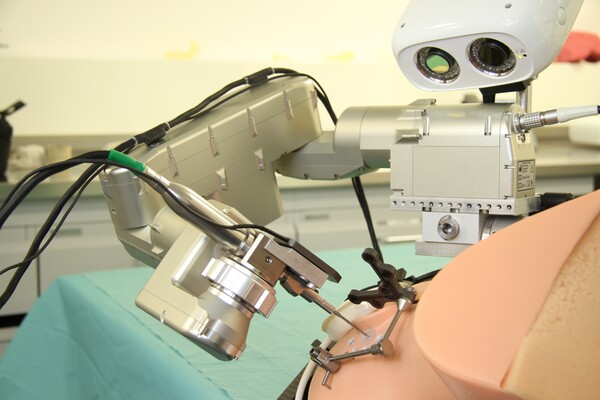 Πραγματοποιήθηκε η πρώτη στον κόσμο εισαγωγή κοχλιακού εμφυτεύματος σε αυτί με τη βοήθεια ρομπότ
