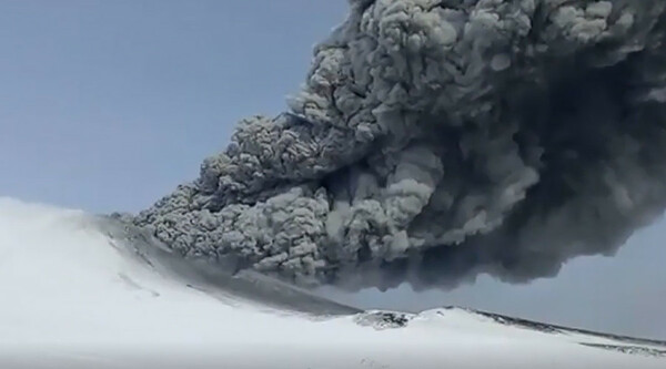 Έκπληκτοι οι επιστήμονες από έκρηξη ηφαιστείου στη Ρωσία - Σε ύψος 7 χλμ. η τέφρα