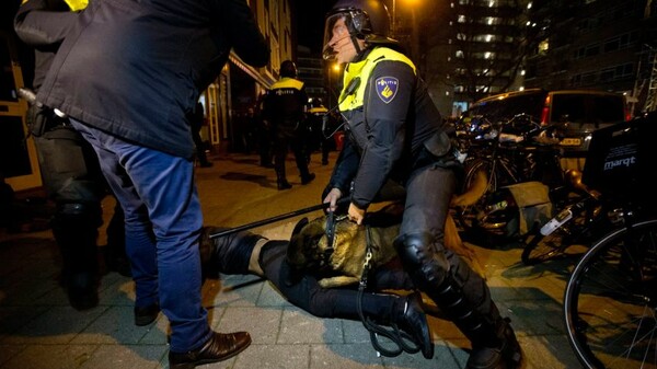 Η οργισμένη διαδήλωση Τούρκων στο Ρότερνταμ και η κλιμάκωση της κρίσης Ολλανδίας-Τουρκίας