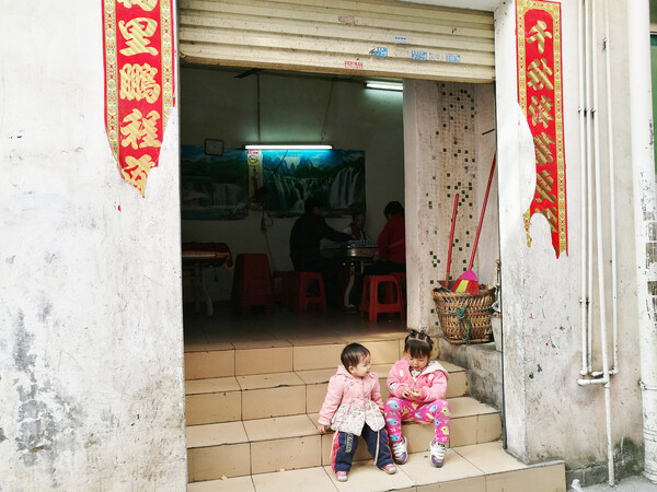 Ο Γιάννης Μωραϊτης φωτογραφίζει μια Κίνα από το παρελθόν