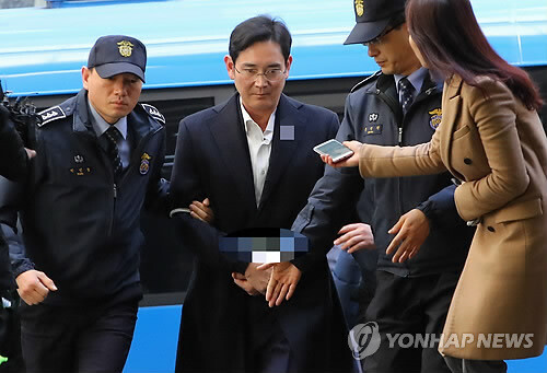 Ο επικεφαλής της Samsung οδηγείται στον ανακριτή με χειροπέδες και δεμένος με λευκό σχοινί