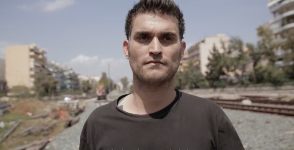 Ο Δομήνικος Ιγνατιάδης μιλά για το βραβευμένο ντοκιμαντέρ του «Village Potemkin», μια διαφορετική ματιά στην απεξάρτηση
