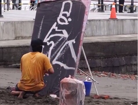 Αυτός ο τύπος που ζωγραφίζει στην παραλία έχει μια μεγάλη έκπληξη για τους περαστικούς