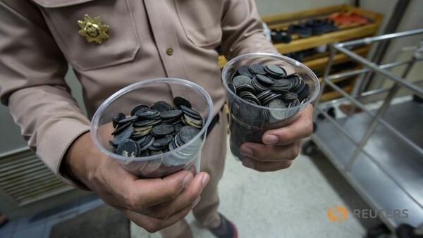 Ταϊλάνδη: Εκατοντάδες νομίσματα αφαίρεσαν κτηνίατροι από το στομάχι μιας θαλάσσιας χελώνας