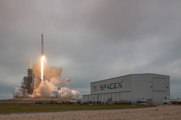 Επιτυχής η εκτόξευση του ιδιωτικού πυραύλου Falcon 9 της SpaceX