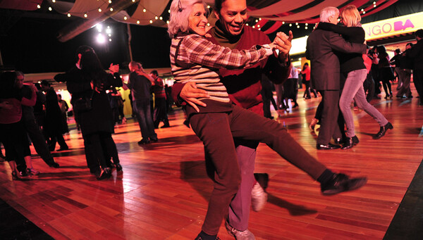 Ασθενείς με Πάρκινσον χορεύουν τάνγκο για να διαχειρίζονται καλύτερα τα συμπτώματα της νόσου