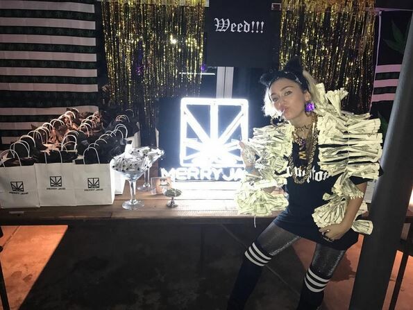 Ένα μπαρ γεμάτο κάνναβη ήταν η έκπληξη της Miley Cyrus στο πάρτι γενεθλίων του αγαπημένου της Liam Hemsworth